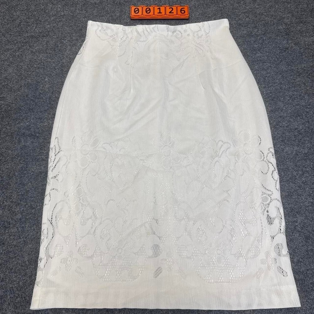 Eva Mendez White lace midi skirt with floral embroidery. Size 10.